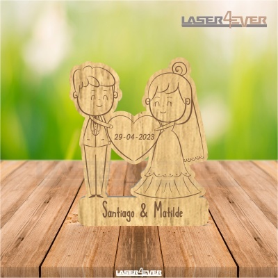 Figura decorativa em madeira com casal de noivos e inscrição personalizada