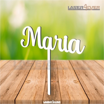 Placa decorativa branca com o nome Maria em letra cursiva sobre uma mesa de madeira.
