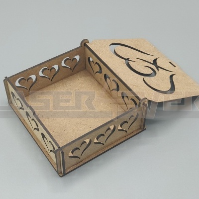 Caixa de madeira com corações recortados e tampa com dois corações entrelaçados