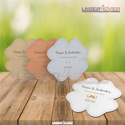 Cartões em forma de flor com texto Teresa & Salvador e data 03-07-2022