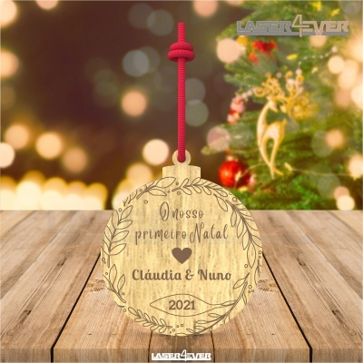 Ornamento de Natal em madeira com texto personalizado e cordão vermelho