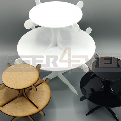 Três mesas de centro redondas de múltiplos níveis em branco, preto e castanho