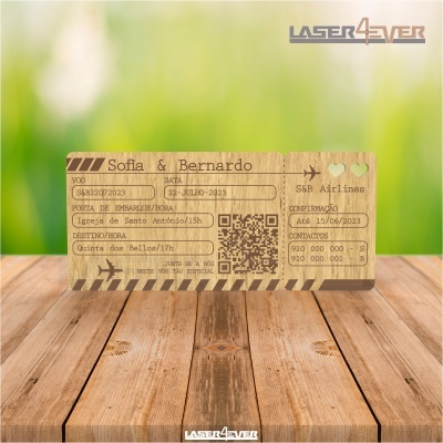 Cartão de madeira gravado a laser com design de bilhete de avião sobre mesa de madeira