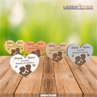 Cinco peças decorativas em forma de coração com texto e silhuetas de crianças