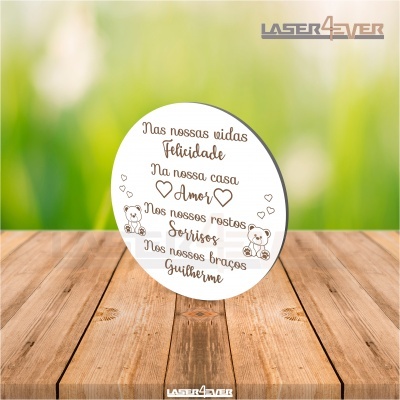 Prancha decorativa redonda em madeira clara com mensagem gravada
