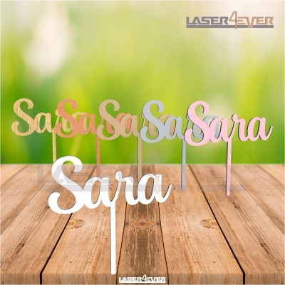 Toppers para bolos com o nome Sara em várias cores e estilos num fundo desfocado verde