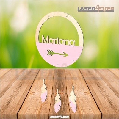 Pendurador decorativo redondo em madeira com texto e penas cor-de-rosa