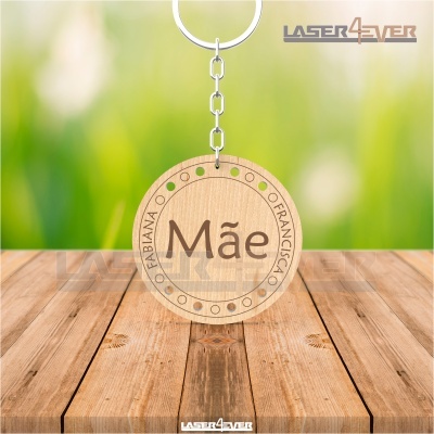 Porta-chaves redondo de madeira clara com gravações e corrente metálica