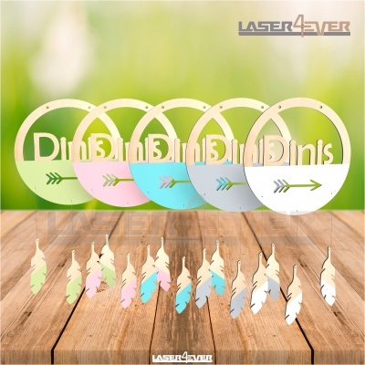 Apliques redondos de madeira com nome Dinis e penas coloridas penduradas.