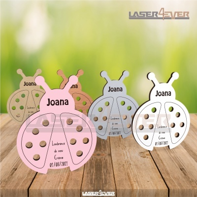 Lembranças em forma de joaninhas de madeira com inscrições personalizadas