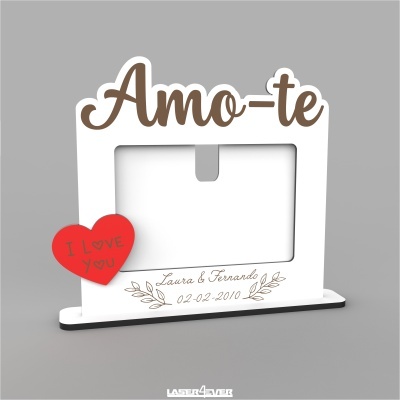 Moldura de fotografia branca com texto Amo-te e coração vermelho com I LOVE YOU