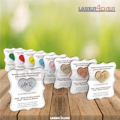 Convites de casamento em papel branco com bordas onduladas e corações coloridos