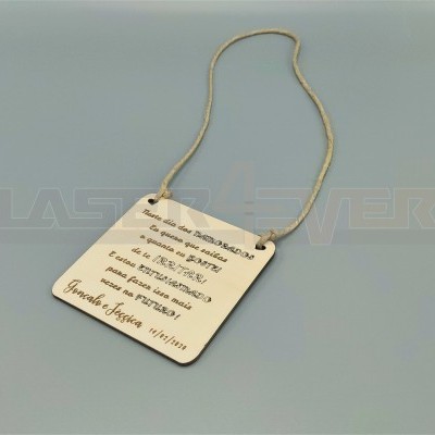Placa pendente de madeira clara com corda e texto em português