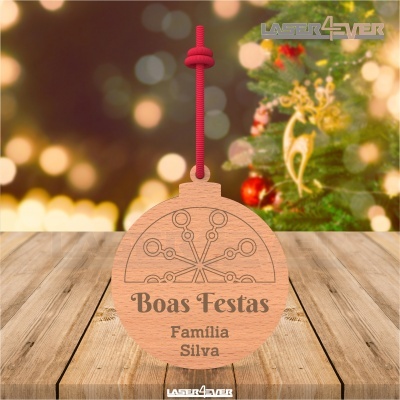 Suspensão em madeira redonda com texto Boas Festas e Família Silva, fundo de Natal desfocado