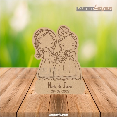 Placa de madeira gravada a laser com duas meninas ilustradas, nomes Maria & Joana e data 26-08-2023