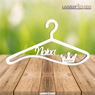 Cabide branco com a palavra 'Noiva' e coroa com nome 'Vanessa' sobre mesa de madeira