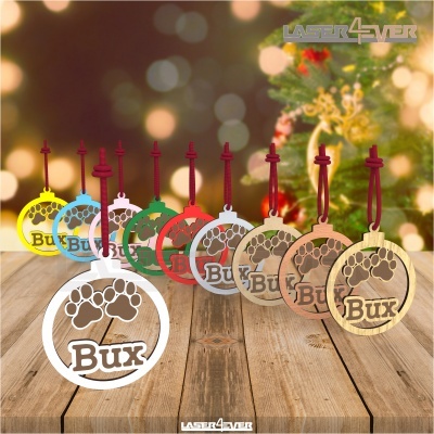 Enfeites penduráveis redondos com padrão de patas e texto Bux de várias cores e materiais sobre superfície de madeira