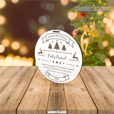 Ornamento redondo branco com texto de Natal e Ano Novo em madeira
