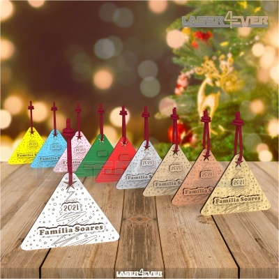 Ornamentos de Natal triangulares com texto '2021' e 'Família Soares' pendurados