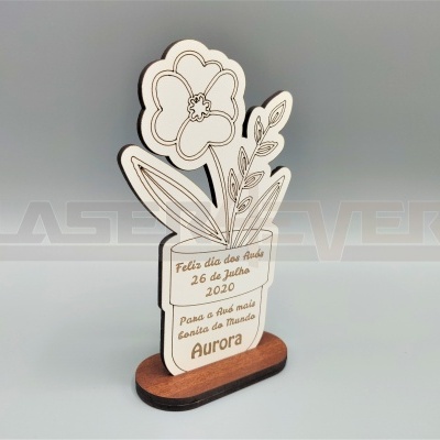 Figura decorativa de madeira com flor e vaso com gravação em português.
