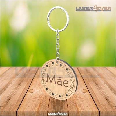 Porta-chaves redondo de madeira com palavra 'Mãe' gravada