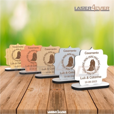 Lembranças de casamento em diferentes tons com desenho do casal e texto