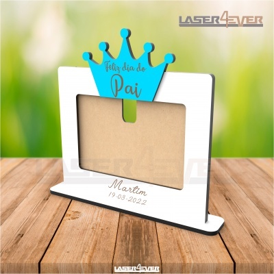 Estrutura para fotografia em madeira branca com coroa azul e texto 'Feliz dia de Pai'