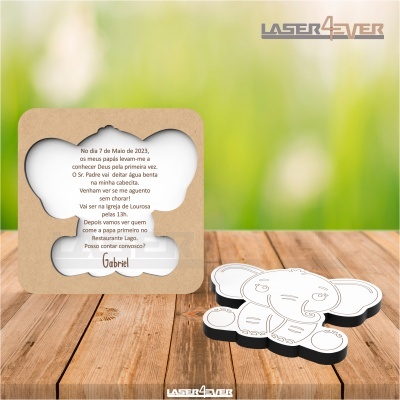 Convite em forma de elefante em madeira clara com texto branco e nome Gabriel