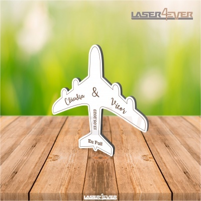 Peça decorativa em acrílico com forma de avião e texto personalizado