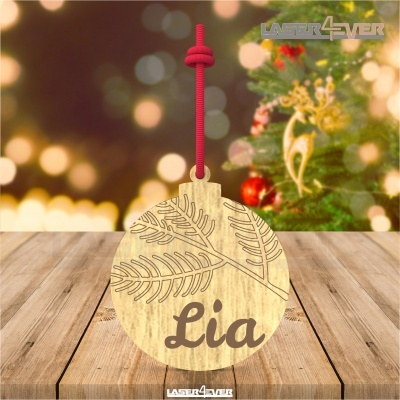 Ornamento de natal redondo em madeira clara com padrão de folhas e nome Lia