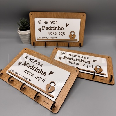 Suportes de madeira e placas decorativas para padrinhos e madrinhas com texto em português e pequenos cadeados de madeira