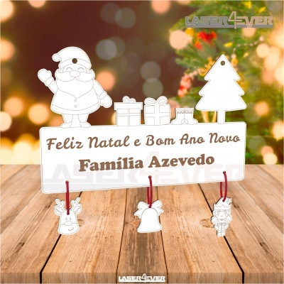 Decoração natalícia em madeira com texto personalizado e pendentes de Natal