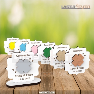 Lembranças de casamento com borboletas coloridas e texto personalizado