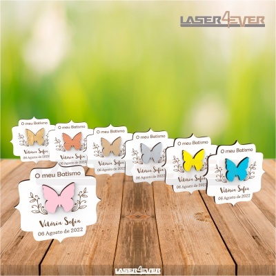 Cartões decorativos para batismo com borboletas coloridas e texto em português.
