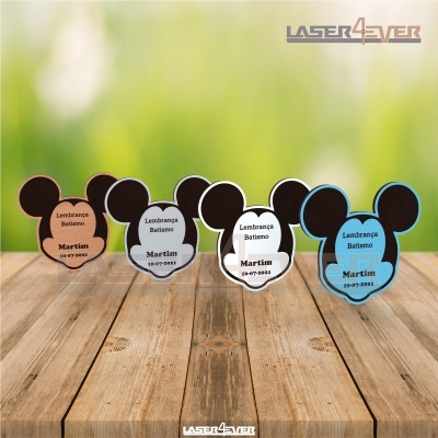 Lembranças para batismo em forma de cabeça de rato em várias cores sobre madeira