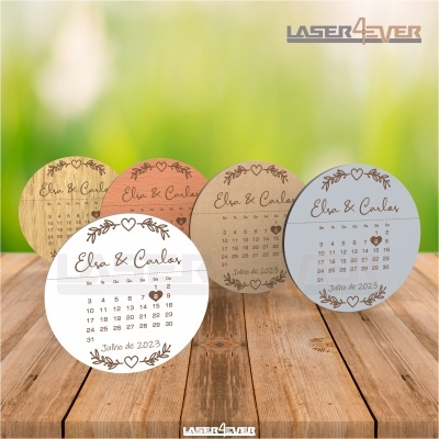 Calendários redondos de madeira com nomes e data gravados a laser