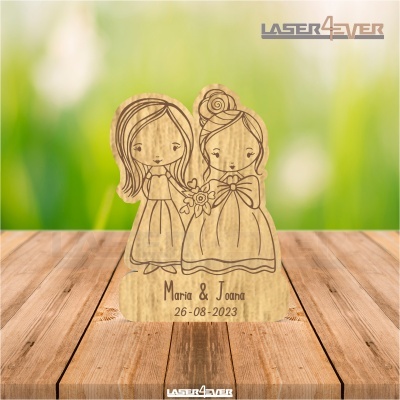 Peça decorativa de madeira com desenho e texto gravados de duas meninas, Maria & Joana 26-08-2023