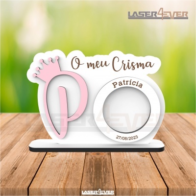 Objeto decorativo para fotografia de Crisma com letra P rosa e espaço para foto