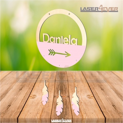 Pêndulo decorativo em madeira com nome Daniela e penas penduradas