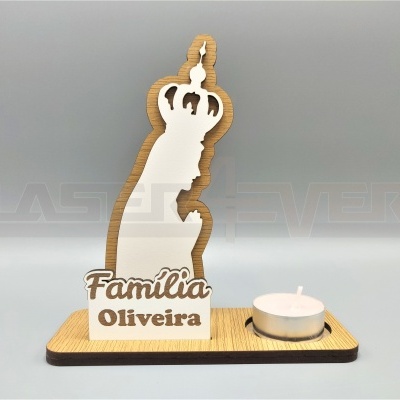 Produto decorativo em madeira com recorte branco e vela pequena