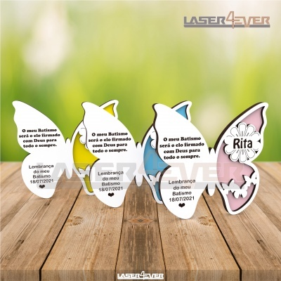 Lembranças de batismo em forma de borboleta em madeira com texto impresso