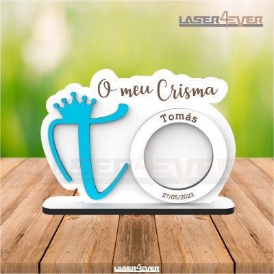 Suporte decorativo para crisma com nome e data, em madeira pintada azul e branca.