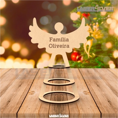 Figura de anjo de madeira com texto Família Oliveira