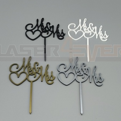 Toppers de bolo Mr & Mrs em preto, branco, dourado e prateado sobre superfície branca