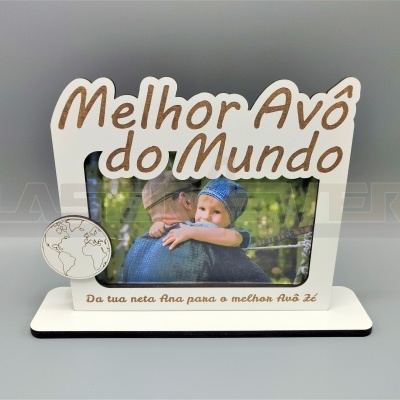 Suporte fotográfico com texto 'Melhor Avô do Mundo' e foto de avô com neta
