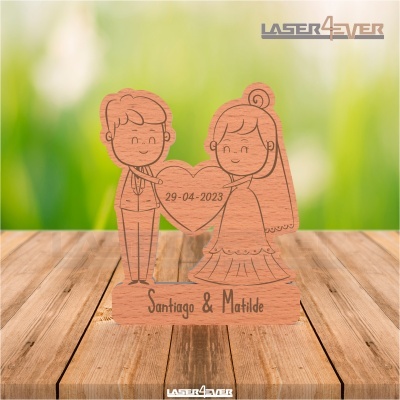 Estatueta de madeira casal de noivos com data e nomes