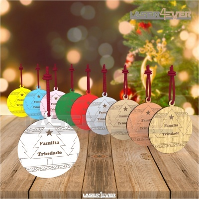 Bolas de Natal decorativas penduradas em várias cores e materiais diferentes com fundo desfocado e decoração de plantas