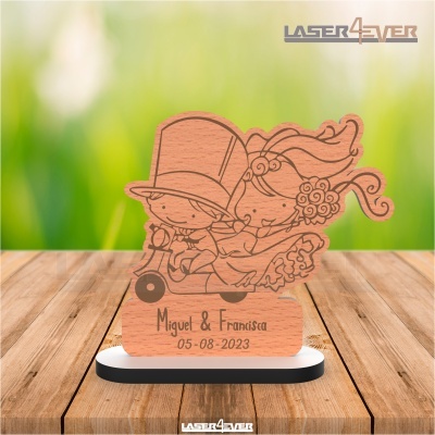 Peça decorativa em madeira gravada a laser com casal de noivos e texto personalizado