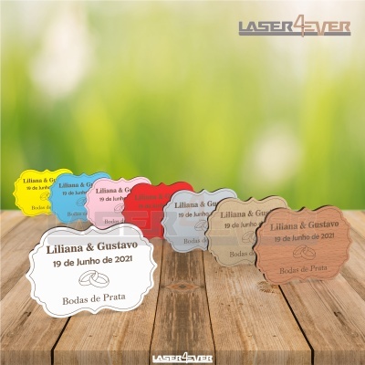 Placas decorativas coloridas com gravação para bodas de prata sobre madeira