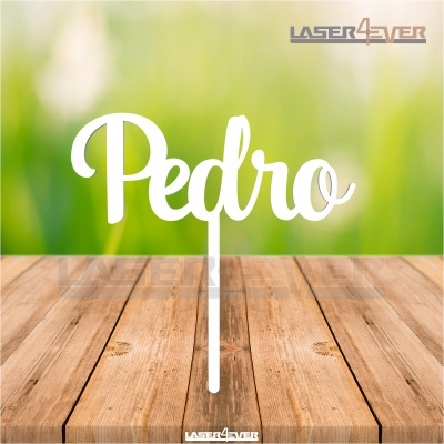 Suporte acrílico branco com nome 'Pedro' em fundo verde e madeira